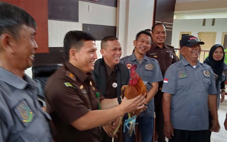 PWI Kaur saat Serahkan Ayam Jago ke Kajari