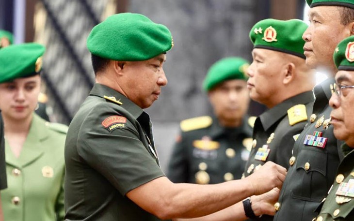 Kasad Jenderal TNI Agus Subiyanto, S.E., M.Si., saat pimpin serah terima jabatan Kepala Pusat Zeni Angkatan Darat (Kapusziad) tersebut dilaksanakan di Aula Jenderal Besar A.H. Nasution Markas Besar Angkatan Darat (Mabesad).