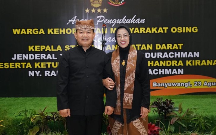 Kasad Jenderal TNI Dr. Dudung Abdurachman beserta Ny. Rahma Dudung Abdurachman, dikukuhkan sebagai Warga Kehormatan Masyarakat Osing, Banyuwangi, Rabu (23/8/2023).