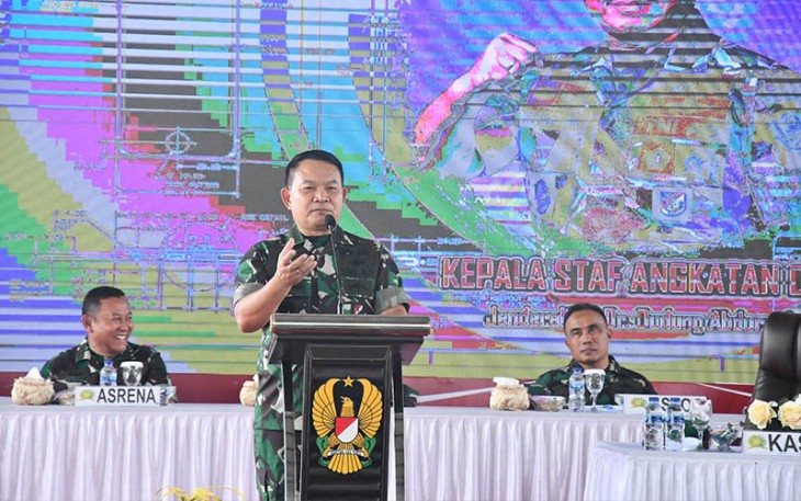 Kasad Jenderal TNI Dr. Dudung Abdurachman saat memberi arahan di Makorem 143/HO, di Kota Kendari, Provinsi Sulawesi Tenggara (Sultra). Rabu (11/10/2023). 