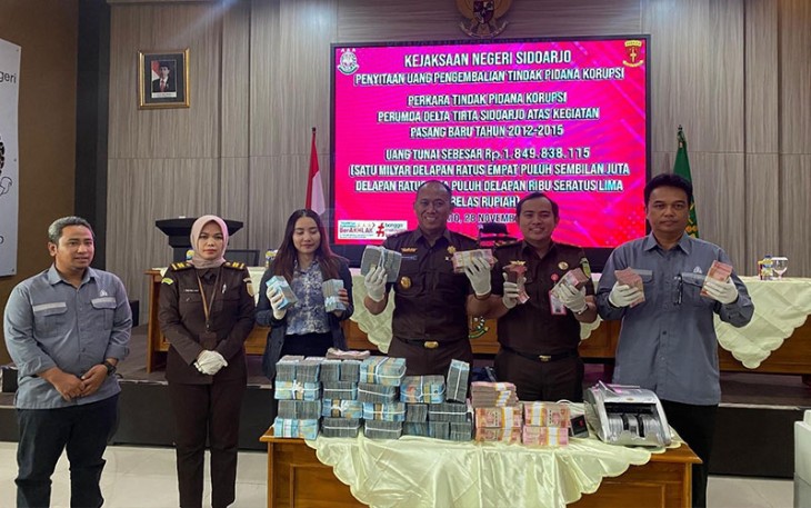 pihak Perumda “DELTA TIRTA” Sidoarjo saat menyerahkan uang Kepada Penyidik Pidsus Kejaksaan Negeri Sidoarjo yang bersumber dari uang pengembalian Atas perkara Tindak Pidana Korupsi Kegiatan PASBA ( Pasang baru) pada Perumda Delta Tirta Sidoarjo Tahun 2012-2015.