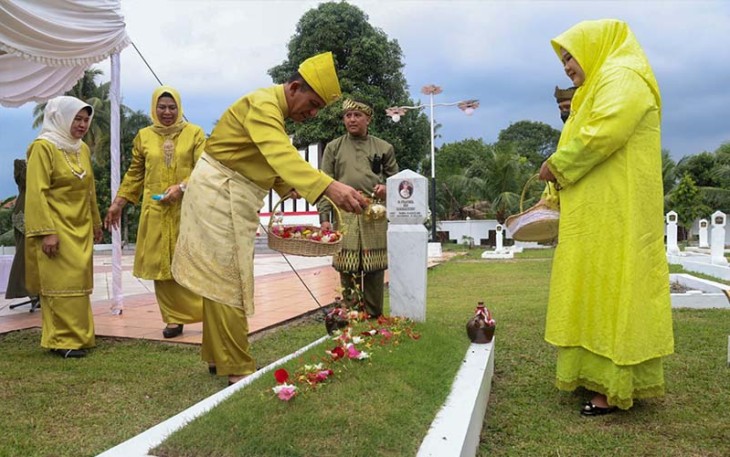 Gubernur Kepulauan Riau H. Ansar Ahmad saat Ziarah ke Makam Tokoh Pejuang Kepri