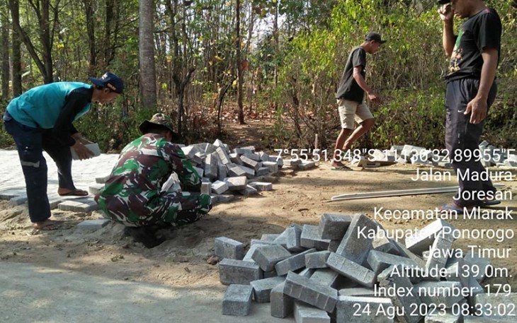 Anggota Kodim 0802/Ponorogo saat Bantu Warga Pasang Paving