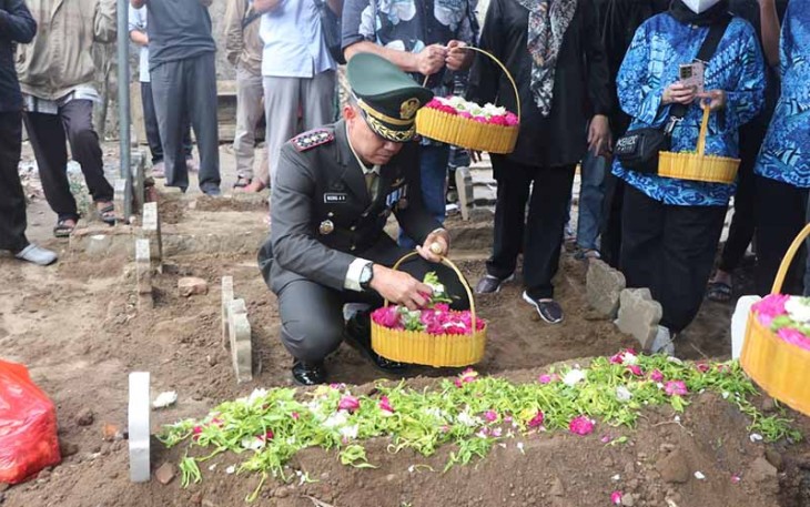 Dandim Tulungagung saat Ikuti Prosesi Pemakaman Militer Laksma TNI (Purn) Hadi Santoso