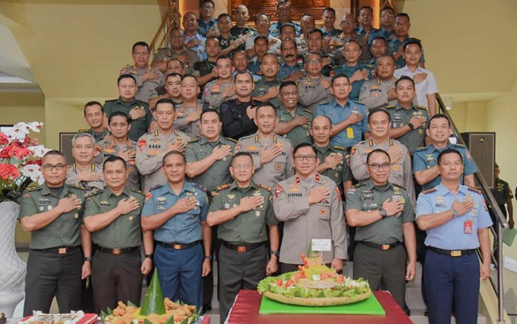 Foto bersama Lantamal IX/Ambon