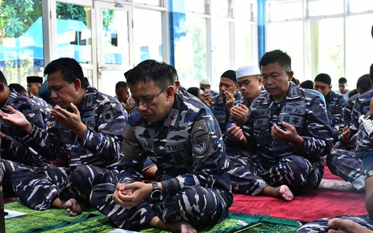 Danlantamal VI saat Menghadiri Doa Bersama dalam Rangka Memperingati HUT TNI AL Ke- 78