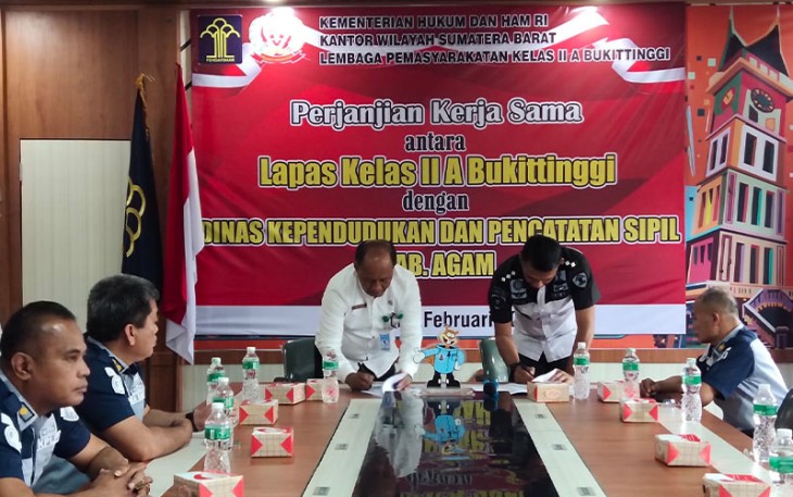 Penandatanganan kesepakatan bersama antara Kepala Lapas Kelas IIA Bukittinggi, Marten dengan Kepala Disdukcapil Agam, Helton di Lapas setempat.