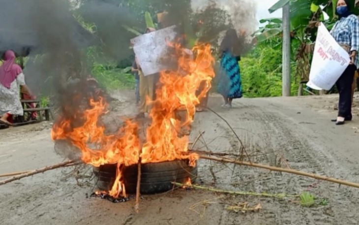 Aksi unjuk rasa warga