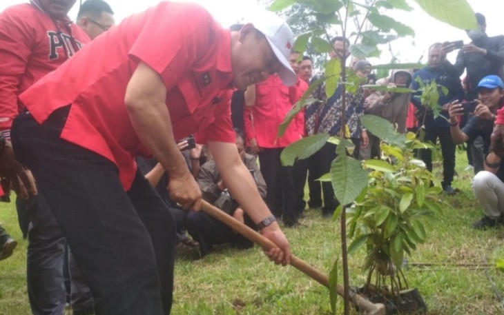 Ketua DPC PDI Perjuangan Kabupaten Karanganyar, Bagus Selo, saat melakukan penanaman pohon secara simbolis dalam rangka HUT PDI Perjuangan ke-50, di kawasan Desa Wonorejo, Kecamatan Jatiyoso, Kabupaten Karanganyar, Sabtu (28/1/2023).