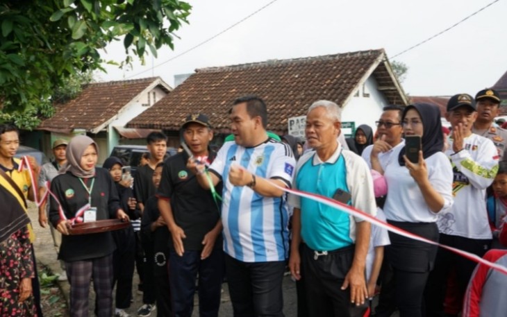 Bupati Blora Arief Rohman memotong pita dalam acara tasyakuran selesainya pembangunan jalan Desa Ketringan.