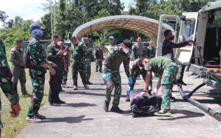 Jenazah Pratu F Korban Penembakan KST saat dievakuasi