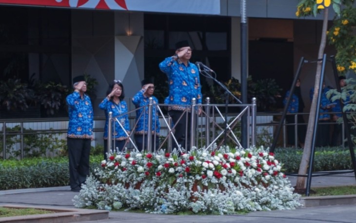 Staf Ahli Menteri PUPR Bidang Hubungan Antar Lembaga K.M. Arsyad selaku inspektur upacara