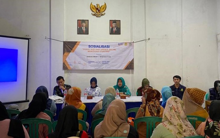 Mahasiswa KKN-T 2023 FIPHAL saat mengadakan kegiatan sosialisasi peduli gizi dan anemia dalam mencegah stunting.