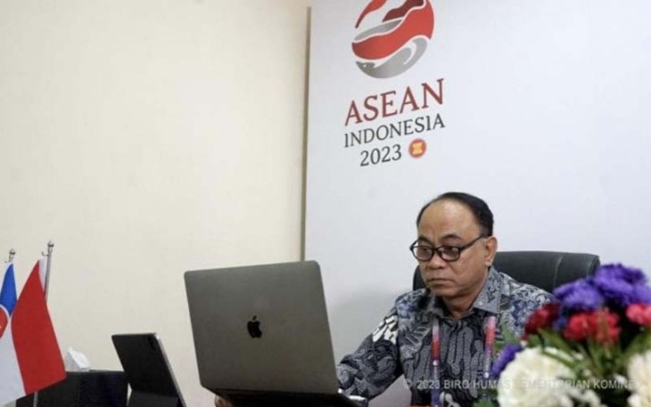 Menkominfo Budi Arie Setiadi saat memberikan pidato kunci dalam Webinar Goesmart 2023: Menuju Masyarakat Indonesia 5.0 dari ruang kerja di Media Center KTT ke-43 ASEAN, Jakarta Convention Center, Jakarta Pusat, Kamis (07/09/2023).