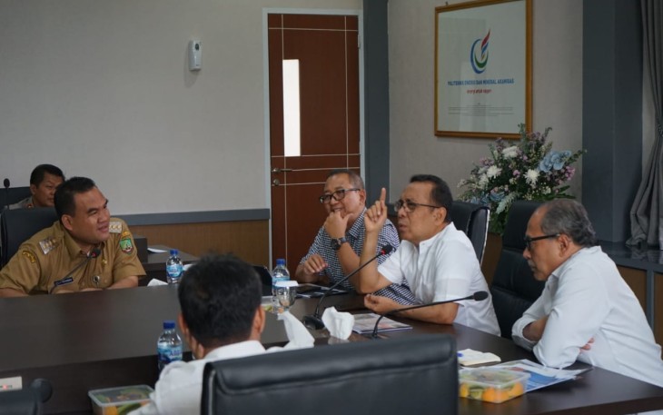 Mensesneg Pratikno bersama Bupati Blora Arief Rohman dan pejabat tinggi membahas kawasan Cepu Raya di PEM Akamigas Cepu.