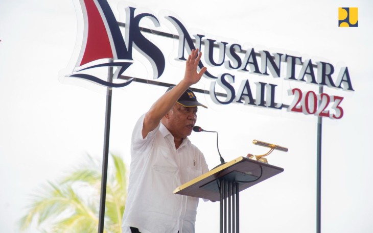 Menteri Basuki saat sambut Para Pelayar Peserta Nusantara Sail 2023 di Jembatan Pulau Balang, IKN