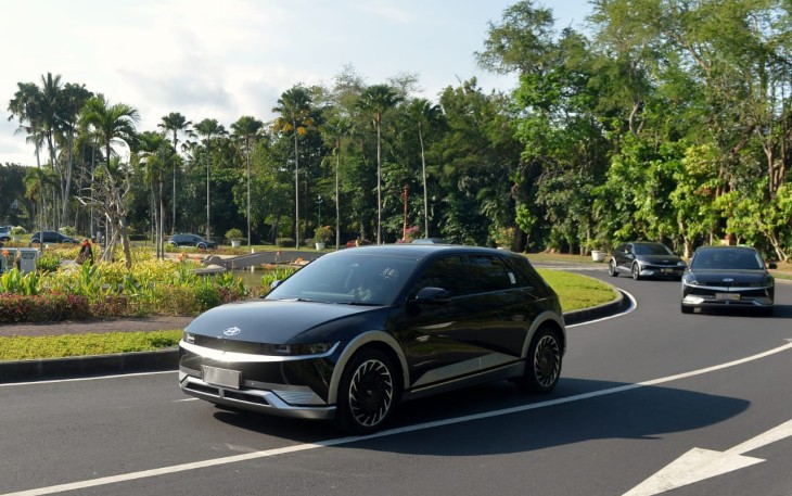 Iring-iringan mobil listrik tiba di Nusa Dua, Badung, Bali, Senin (2/10/2023). Ratusan mobil listrik yang akan digunakan delegasi saat Konferensi Tingkat Tinggi (KTT) Archipelagic and Island States (AIS) Forum 2023 mulai tiba di Bali. ANTARA FOTO/Fikri Yusuf/tom.