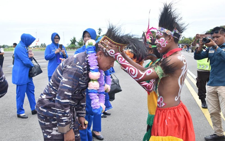 Pangkoarmada III Laksamana Muda TNI Rachmad Jayadi didampingi Ketua Daerah Jalasenastri Armada III Ny Insani Rachmad Jayadi beserta rombongan saat tiba di Bandara Douw Aturure Kabupaten Nabire Papua Tengah