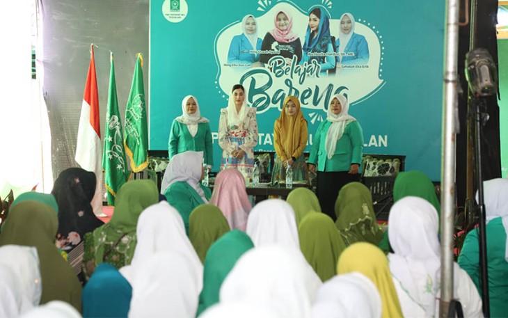 Novita Hardini, Ketua Tim Penggerak PKK Kabupaten Trenggalek, saat menjadi Narasumber dalam acara "Belajar Bareng" bersama pengurus PAC Fatayat NU di Ponpes Bumi Hidayah At Taqwa Kedunglurah Pogalan, Senin (19/6/2023).
