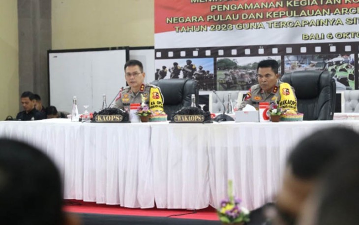  Kepala Korps Lalu Lintas Polri (Kakorlantas), Irjen Pol. Firman Shantyabudi (kiri) didampingi Kepala Kepolisian Daerah Bali Irjen Pol. Kade Putra Narendra memimpin kegiatan Tactical Floor Game (TFG) persiapan pelaksanaan Konferensi Tingkat Tinggi Archipelagic and Island States (KTT AIS) Forum di Pokda Bali, Denpasar, Jumat (6/10/2023). ANTARA/HO-Humas Polda Bali.