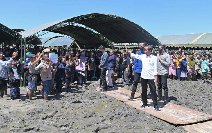 Presiden Joko Widodo saat Serahkan Sertifikat HGB Tanah Wonorejo di Oro-oro Kesongo 