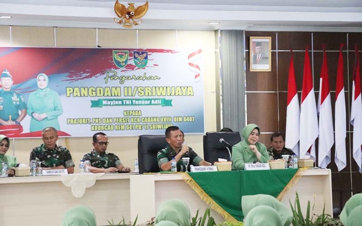 Pangdam Mayjen TNI Yanuar Adil saat memberi pengarahan ke prajurit, PNS dan Persit KCK Cabang XVIII Dim 0407 Koorcab Rem 041 PD/II Sriwijaya.
