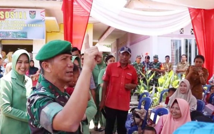 Pangdam Mayjen TNI Yanuar Adil didampingi ketua Persit KCK Daerah II/Sriwijaya Ny. Mila Yanuar Adil saat bercengkrama langsung dengan warga Desa Sri Kuncoro, Selasa (26/09/2023).