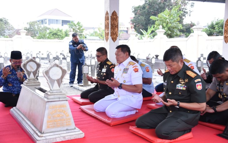 Panglima TNI saat Ziarah Ke Makam Jenderal Soedirman