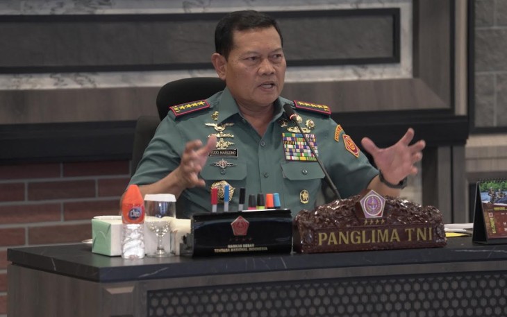 Panglima TNI Laksamana TNI Yudo Margono, S.E., M.M., disela-sela menerima paparan dari Dankodiklat TNI Letjen TNI Eko Margiono, M.A mengenai latihan bersama Super Garuda Shield  Tahun 2023, yang bertempat di Mabes TNI, Jakarta Timur, Senin  (21/8/2023).