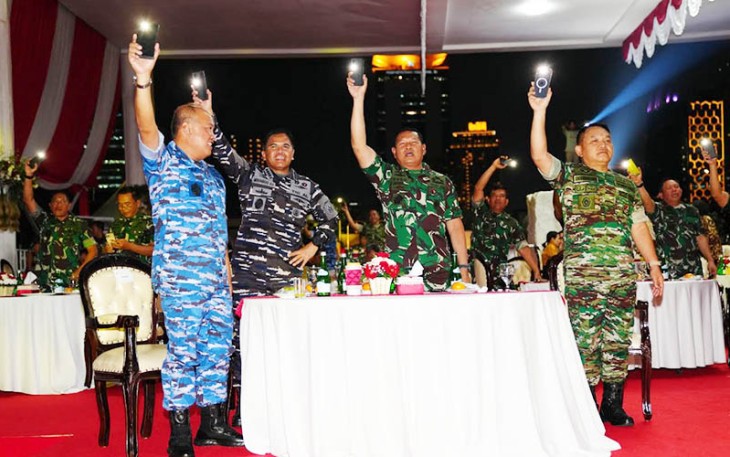 Panglima TNI Laksamana TNI Yudo Margono, didampingi Kasad, Kasal dan Wakasau, saat menghadiri acara Panggung hiburan HUT ke-78 TNI di Silang Monas, Jakarta Pusat, Kamis (5/10/2023).