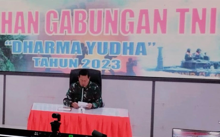 Laksamana TNI Yudo Margono melalui Video Confrence (Vicon) ruang Pusat Pengendalian Operasi (Pusdalops (Pusdalops) Mabes TNI  Cilangkap, Jakarta Timur, Jumat (21/7/2023).