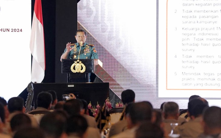 Panglima TNI Laksamana TNI Yudo Margono, S.E., M.M., saat memberikan materi pada acara Apel Kasatwil Tahun 2023, dengan tema “Penguatan Kepemimpinan Polri Yang Presisi Guna Mengamankan Tahapan Pemilu dan Agenda Nasional Tahun 2024 Dalam Rangka Mewujudkan Indonesia Maju,” berlangsung di Gedung The Ritz Carlton Jakarta Mega Kuningan, Jakarta selatan, Rabu (1/11/2023).