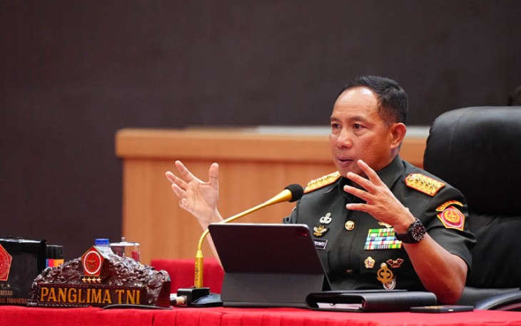 Panglima TNI Jenderal TNI Agus Subiyanto saat memberikan arahan dalan kegiatan Entry Briefing yang dihadiri Kepala Staf Angkatan Darat, Angkatan Laut dan Angkatan Udara, serta Pejabat Utama Mabes TNI, Pangkotamaops tiap-tiap Angkatan, bertempat di Aula Gatot Soebroto Mabes TNI, Cilangkap, Jaktim, Jumat (1/12/2023).