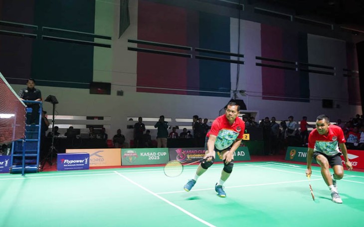 Panglima TNI Laksamana TNI Yudo Margono, S.E., M.M., saat ikut turun berpasangan dengan mantan atlet bulu tangkis kebanggaan Indonesia yang juga mantan juara dunia yaitu Joko Suprianto.