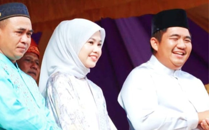 Bupati Bintan Roby Kurniawan (kanan) saat turut menyaksikan Pawai Pekan Muharram berlangsung di Halaman Kantor Kecamatan Toapaya, Sabtu (22/07) yang menampilkan arak-arakan didominasi nuansa Melayu.