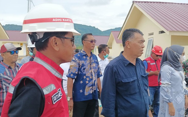 Bupati Natuna, Wan Siswandi saat meninjau langsung proses pembangunan perumahan bagi warga terdampak Longsor 