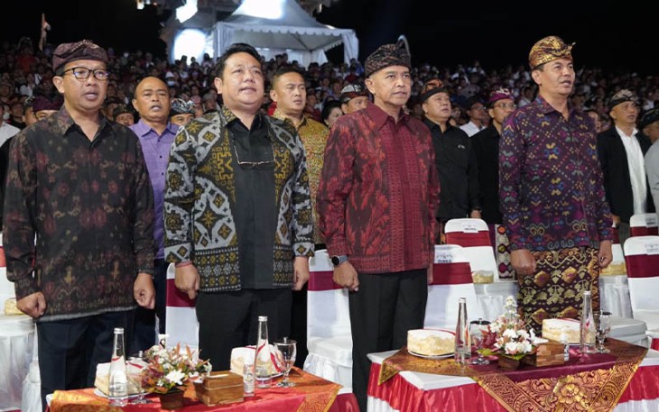 Pangdam IX/Udayana Dampingi Gubernur Bali saat Acara Penganugerahan Seniman dan Pelaku Seni Bali