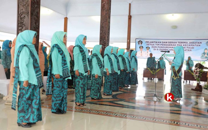 Ketua TP PKK Kabupaten Blitar Venina Rahmat Santoso Lantik Ketua TP PKK Kecamatan, Pengukuhan Bunda PAUD dan Sertijab Ketua TP PKK Kecamatan yang Lama ke yang Baru. (Foto : Faisal NR / Klikwarta.com)