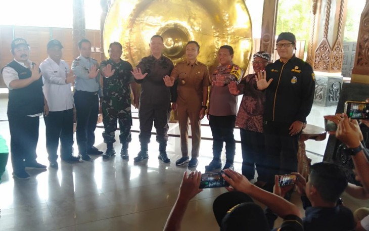 Wakil Bupati Blitar Rahmat Santoso Foto Bersama jajaran Lembaga Aparat Penegak Hukum Blitar di Acara Launching Warung Bersinar (Bersih Narkoba). (Foto : Tim Klikwarta.com)