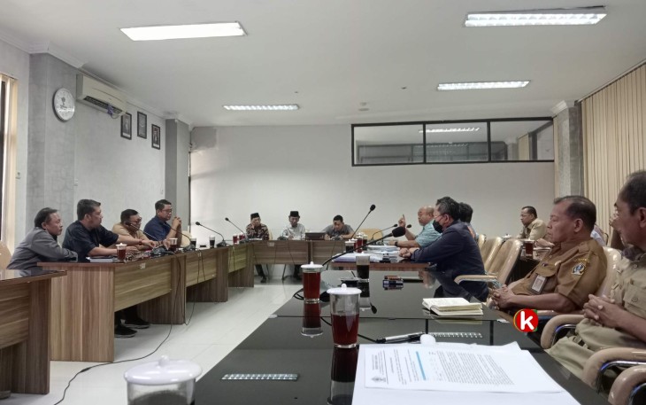 Situasi Hearing Komisi 3 DPRD Kabupaten Blitar bersama Pihak RSUD Ngudi Waluyo, Konsultan Pengawas, Pendamping dan OPD, Selasa 26 September 2023. (Foto : Faisal NR / Klikwarta.com)