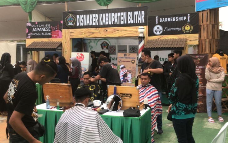 Stand Disnaker Kabupaten Blitar di Acara Festival Tembakau dan Kopi Kabupaten Blitar Tahun 2023 di Playground Barat Kantor Pemkab Blitar 