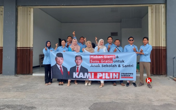 KIM Kabupaten Blitar Bagi-bagi Maksi dan Susu Gratis ke Masyarakat di Hari Pertama Kampanye Pemilu 2024. (Foto : Faisal NR/Klikwarta.com)