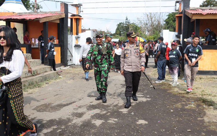 Kapolres Ngada AKBP Padmo Arianto, S.I.K., memimpin langsung Pengamanan kegiatan pembukaan pertandingan sepak bola liga pelajar Soeratin Cup U-17 tingkat provinsi NTT di Kab. Ngada