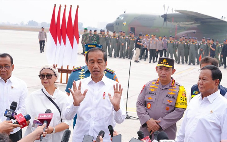 Presiden Joko Widodo didampingi Kapolri Jenderal Polisi Drs. Listyo Sigit Prabowo, pada acara pengiriman bantuan ke Palestina bertempat di Baseoff Lanud Halim Perdana Kusuma, Jakarta Timur, Sabtu (4/11/2023).