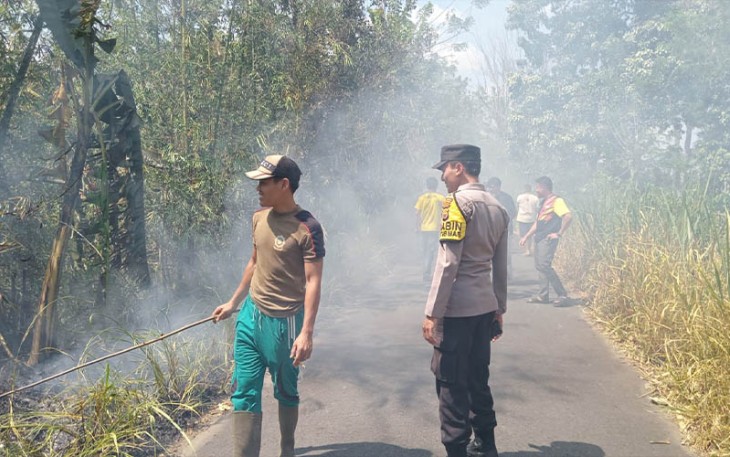 Polsek Bermani Ilir dan Warga Padamkan Kebakaran di Perkebunan