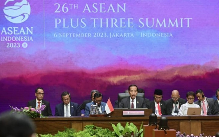 Presiden Joko Widodo saat memimpin KTT ke-26 ASEAN Plus Three (APT) yang digelar di Ruang Cenderawasih, Jakarta Convention Center (JCC), Jakarta, pada Rabu, 6 September 2023.