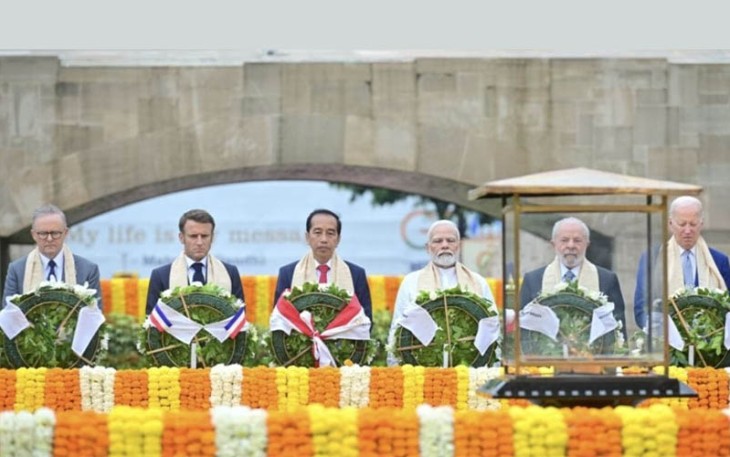 Presiden Jokowi saat Beri Penghormatan di Mahatma Gandhi Samadhi di Rajghat, New Delhi, India, pada Minggu, 10 September 2023. 