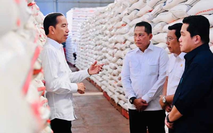 Presiden Jokowi saat Tinjau Ketersediaan Stok CBP di Gudang Bulog
