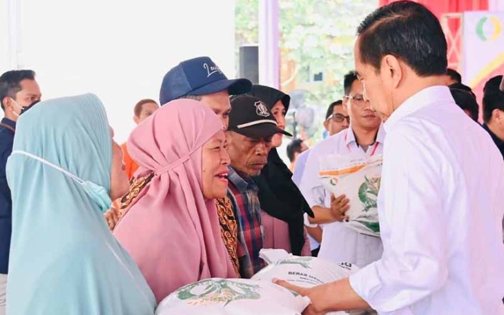 Presiden Jokowi saat secara langsung Serahkan Bantuan Pangan Beras untuk Masyarakat di Komplek Pergudangan Sunter Timur II, Kelapa Gading, Jakarta, pada Senin, 11 September 2023. 