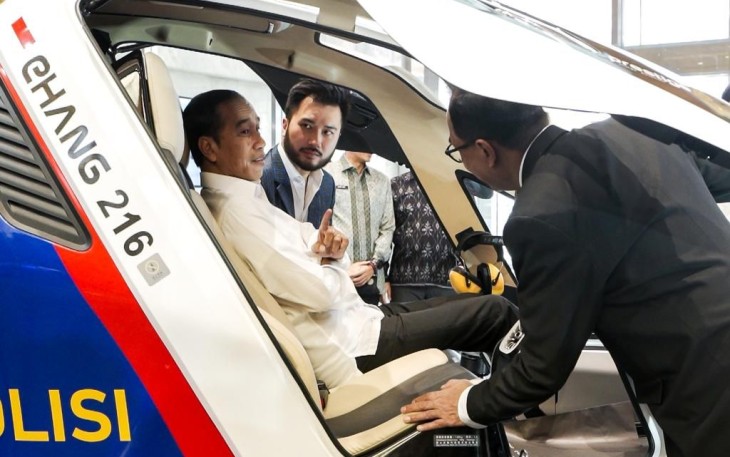 Presiden Joko Widodo saat menghadiri Hub Space x KAI Expo 2023 saat mencoba duduk di dalam kendaraan terbang Ehang 216 milik IMI (Ikatan Motor Indonesia).